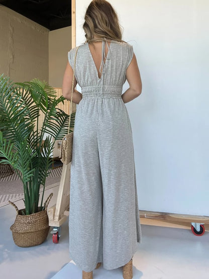 Jumpsuit mit tiefem V-Ausschnitt und Taschen