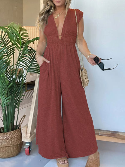 Jumpsuit mit tiefem V-Ausschnitt und Taschen