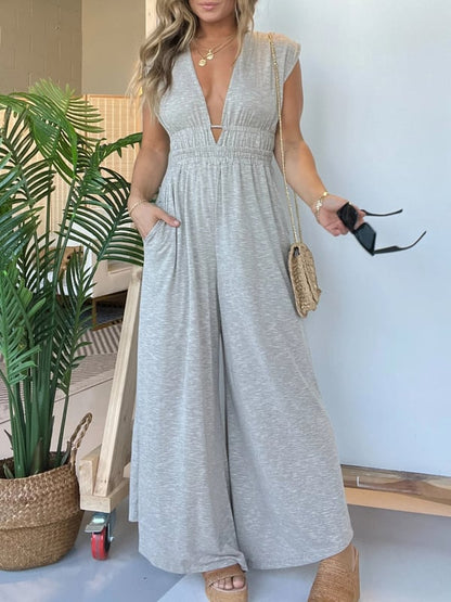 Jumpsuit mit tiefem V-Ausschnitt und Taschen