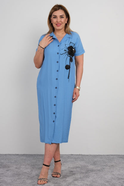 Lässiges Hemdkleid für Damen in großen Größen mit Blumendetails