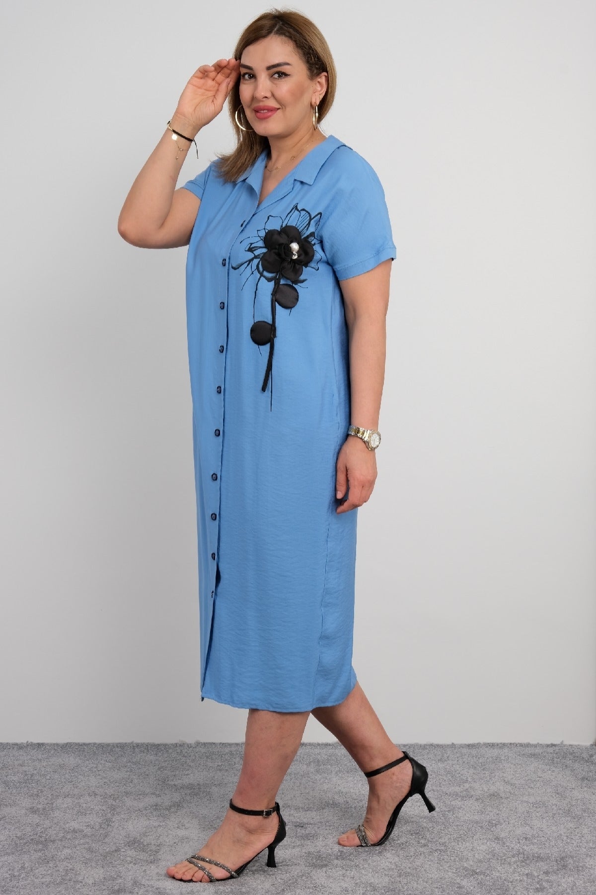 Lässiges Hemdkleid für Damen in großen Größen mit Blumendetails