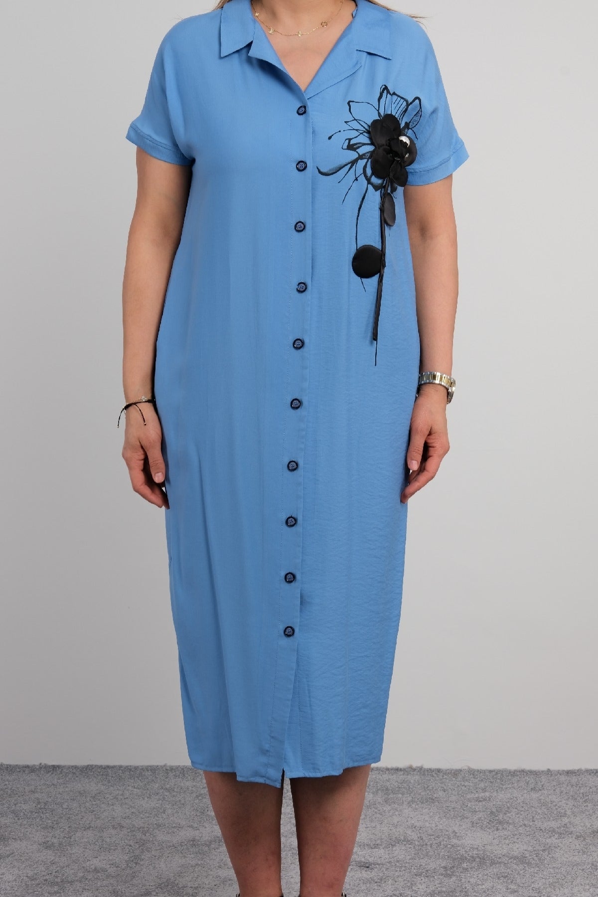 Lässiges Hemdkleid für Damen in großen Größen mit Blumendetails