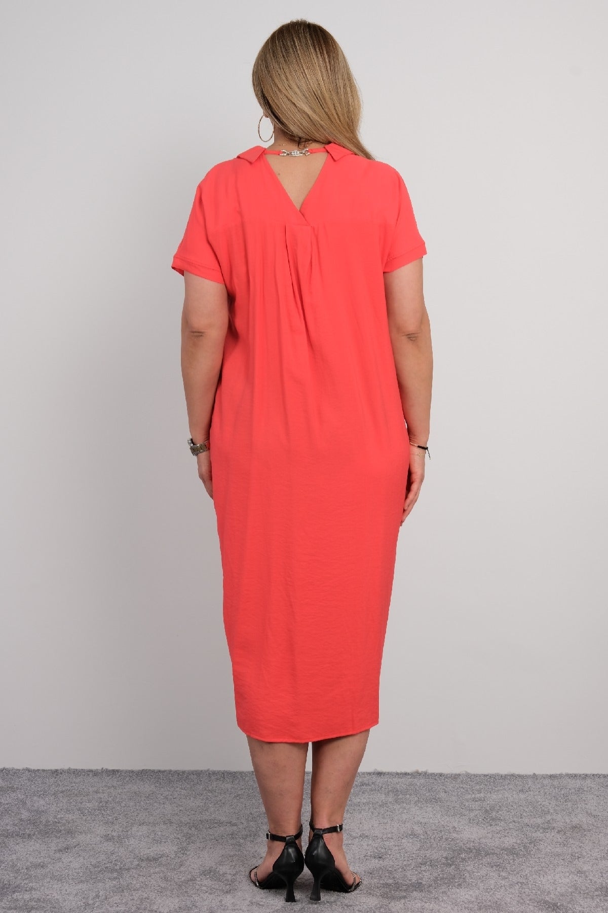 Lässiges Hemdkleid für Damen in großen Größen mit Blumendetails