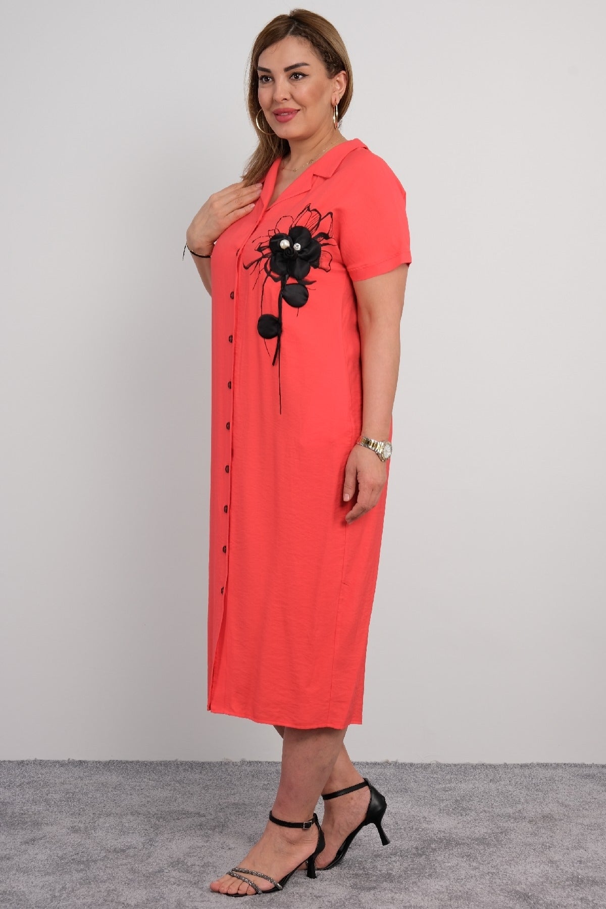 Lässiges Hemdkleid für Damen in großen Größen mit Blumendetails