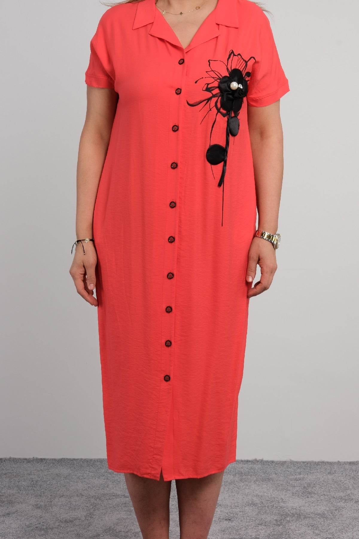 Lässiges Hemdkleid für Damen in großen Größen mit Blumendetails