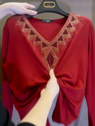 Ideales Geschenk - Hochwertiges Winter-T-Shirt aus Kunstvelours mit Strasssteinen, warm und modisch.